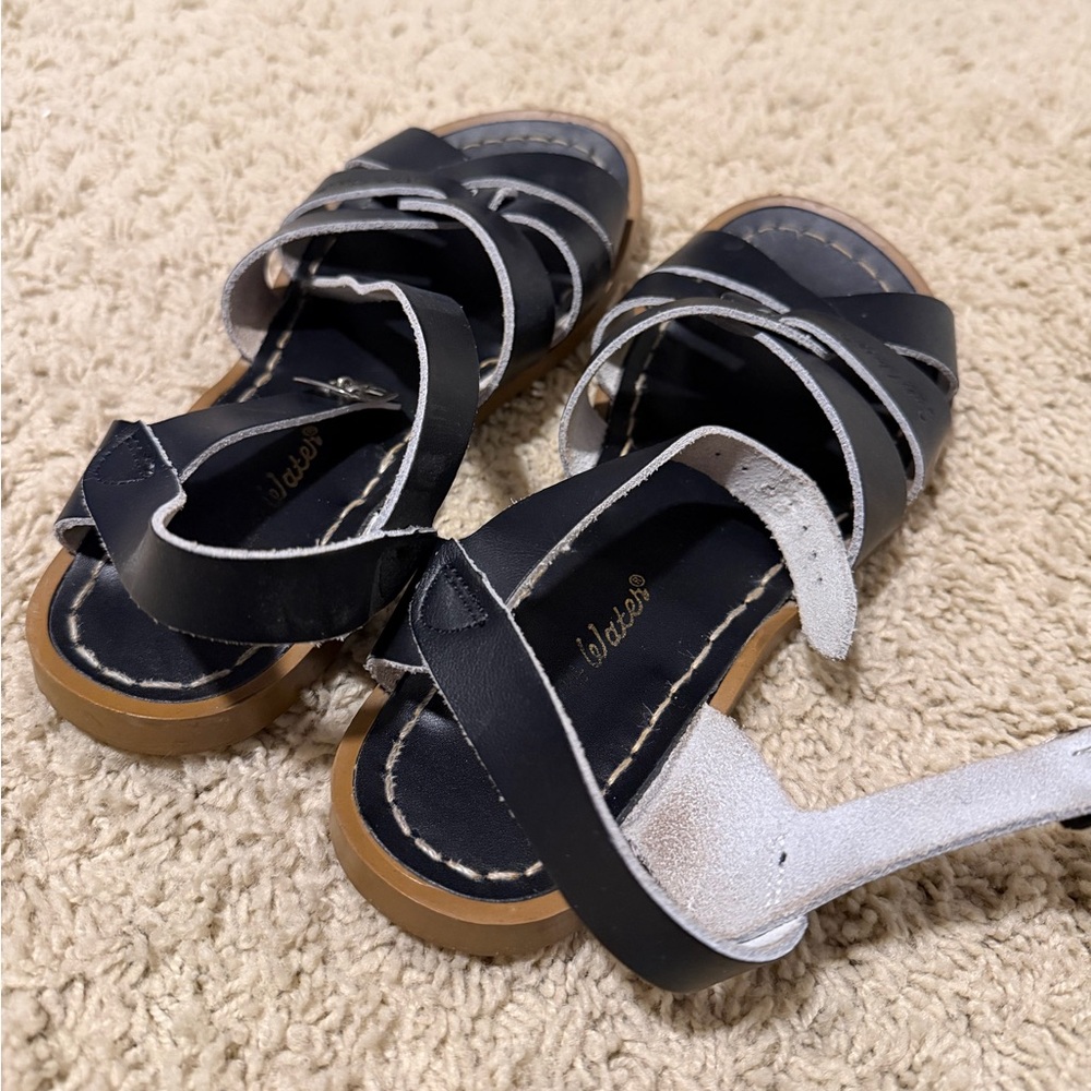 Kids 5, Womens 7 Black salt water Sandals - Picture 2 of 6